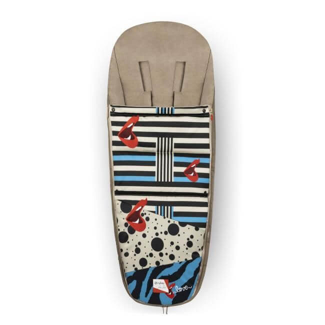 cyb21inty000karolinakurkovaplfootmuffonlo17dbecc8a373f070